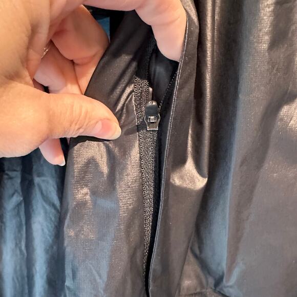 Nike Size Medium Women's Running Jacket Black Zipper Pockets thumb holes crop - Picture 8 of 8